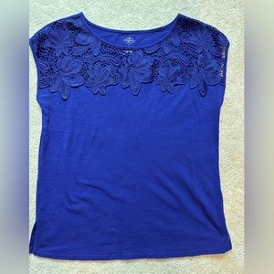 St John’s Bay blue floral cut out, sleeveless blouse. Size M.